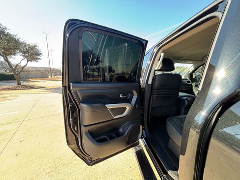 Used 2018 Nissan Titan SL image 21