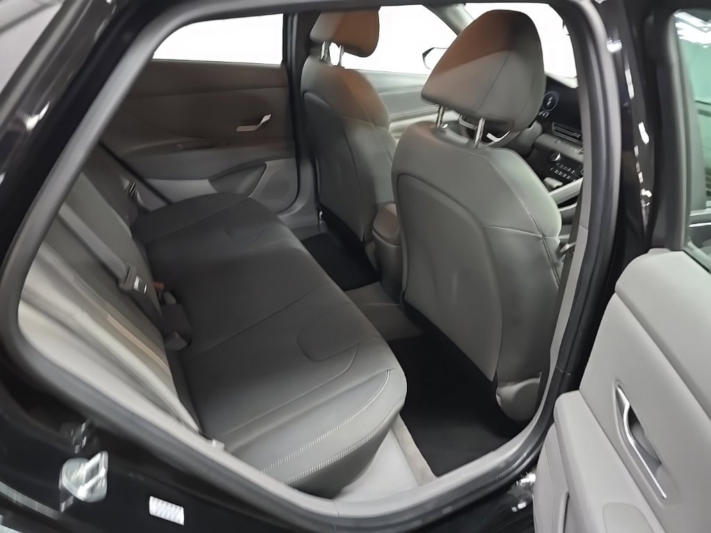 Used 2023 Hyundai Elantra SEL w/ Convenience Package FWD image 17