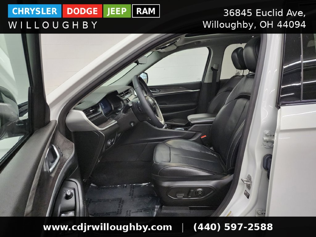 Used 2023 Jeep Grand Cherokee Limited w/ Luxury Tech Group II AWD/4WD image 14