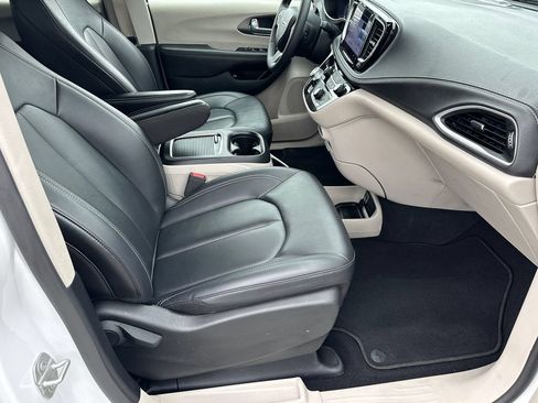 Used 2024 Chrysler Pacifica Limited FWD image 13