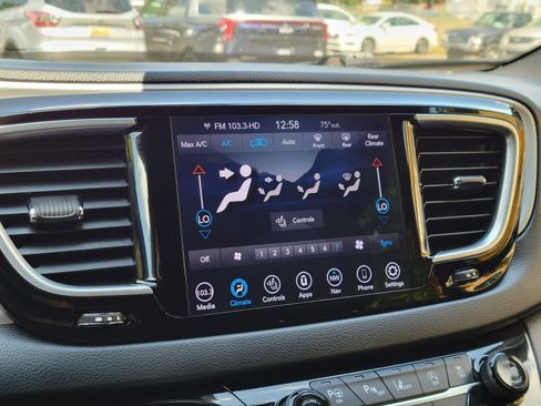 Used 2018 Chrysler Pacifica Touring-L Plus w/ Advanced Safetytec Group FWD image 20