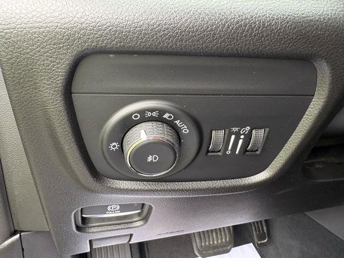 Used 2023 Jeep Grand Cherokee Limited w/ Luxury Tech Group II AWD/4WD image 13