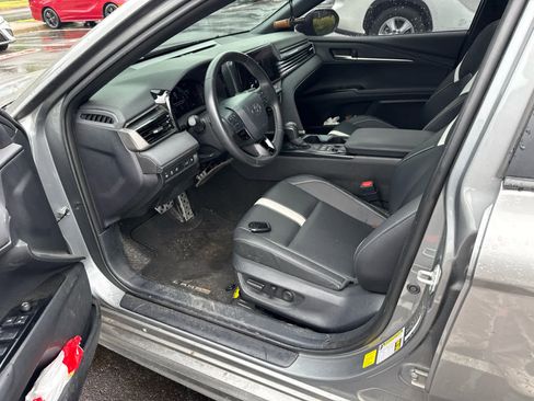 Used 2025 Toyota Camry SE FWD image 5