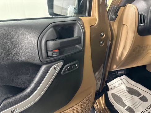 Used 2015 Jeep Wrangler Unlimited Sahara w/ Connectivity Group AWD/4WD image 17