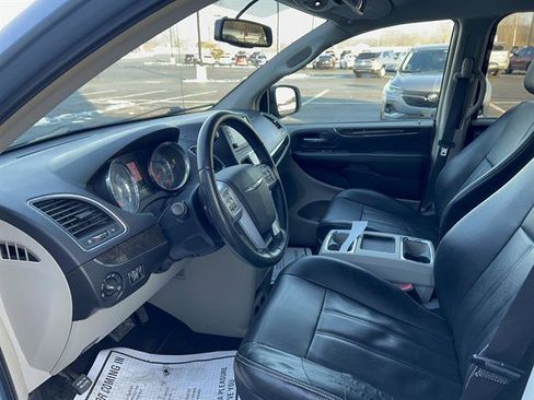 Used 2013 Chrysler Town & Country Touring image 18