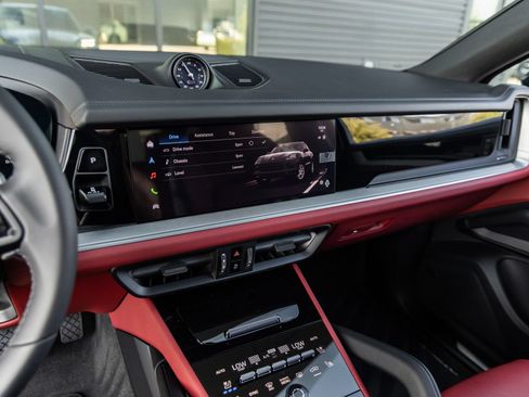 Certified 2026 Porsche Cayenne E-Hybrid Coupe AWD/4WD image 27