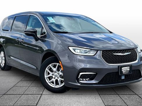 Used 2023 Chrysler Pacifica Touring-L FWD image 2