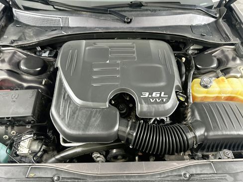 Used 2017 Chrysler 300 C RWD image 33