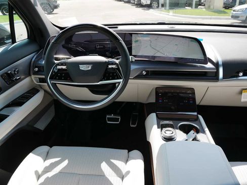 Used 2026 Cadillac Vistiq Luxury w/ LPO, Floor Liner Package AWD/4WD image 8