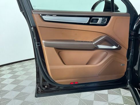 Used 2022 Porsche Cayenne Turbo image 19