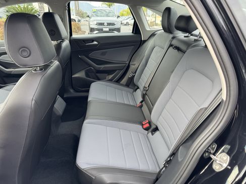 Used 2025 Volkswagen Jetta SE image 32