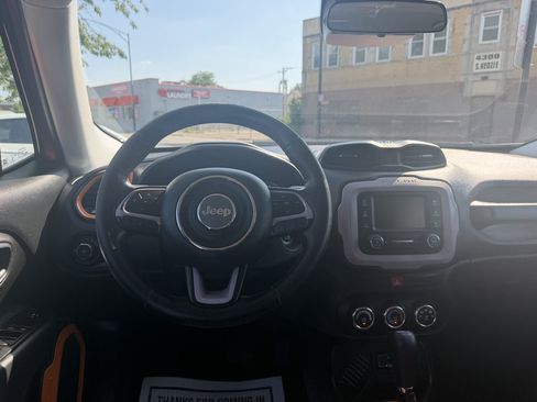 Used 2017 Jeep Renegade Altitude FWD image 19