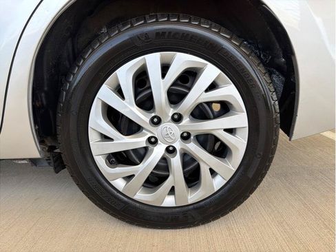 Used 2018 Toyota Corolla LE FWD image 25