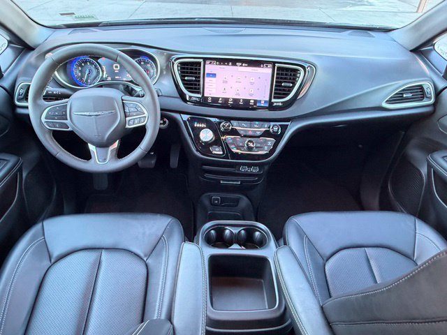 Used 2025 Chrysler Pacifica Select FWD image 13