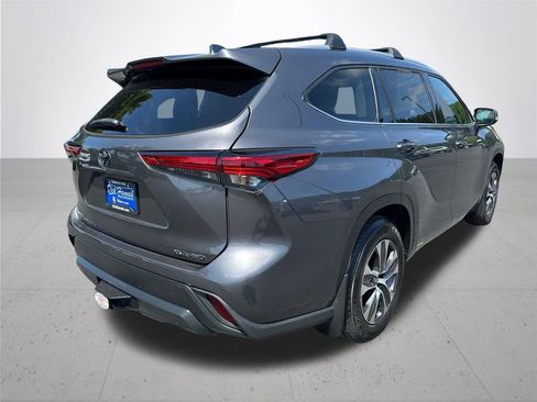 Used 2022 Toyota Highlander XLE AWD/4WD image 7