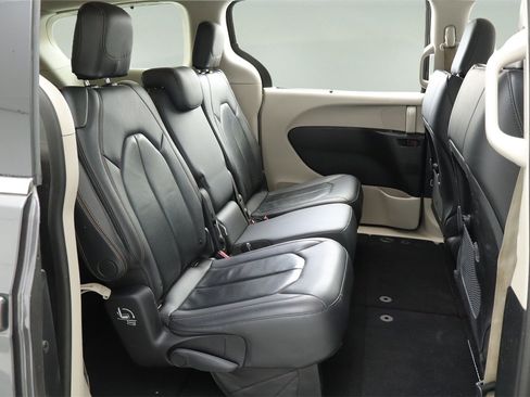 Used 2019 Chrysler Pacifica Touring-L image 30