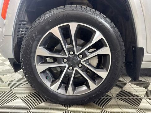 Used 2022 Jeep Grand Cherokee Overland w/ Luxury Tech Group IV AWD/4WD image 10