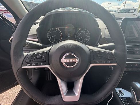 Used 2025 Nissan Altima 2.5 SV FWD image 25