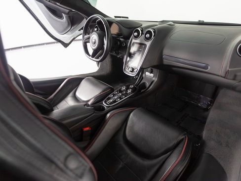 Used 2022 McLaren GT image 25