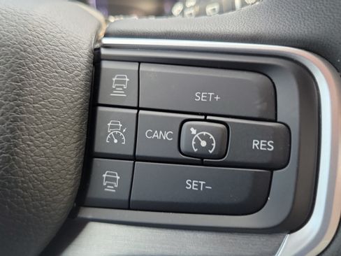 Used 2025 Jeep Wagoneer L 4WD w/ Premium Group I image 18