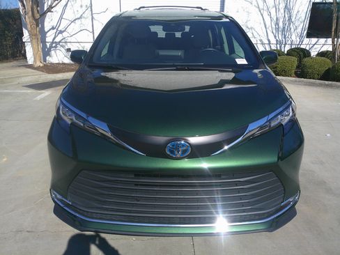 Used 2021 Toyota Sienna XLE image 3