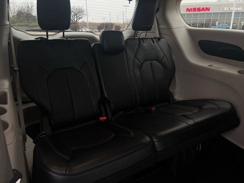 Used 2024 Chrysler Pacifica Touring-L image 16