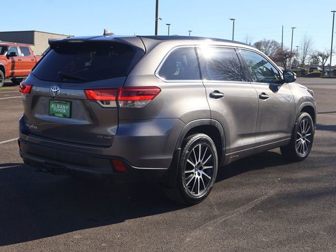 Used 2018 Toyota Highlander SE image 7