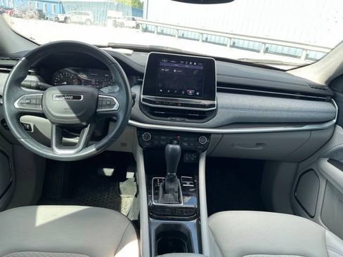 Used 2022 Jeep Compass Latitude w/ Convenience Group FWD image 3
