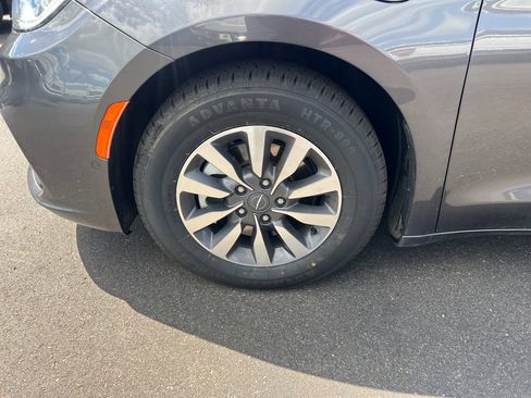 Used 2021 Chrysler Pacifica Touring-L FWD image 17