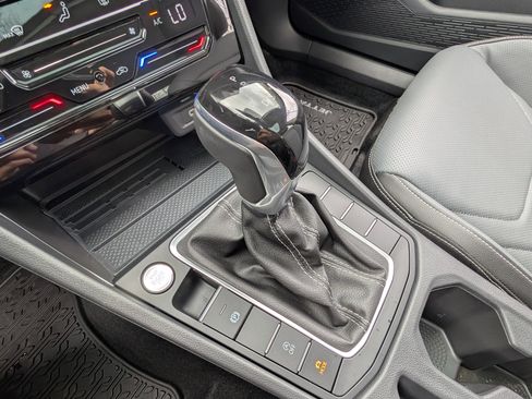 Used 2025 Volkswagen Jetta SEL image 32