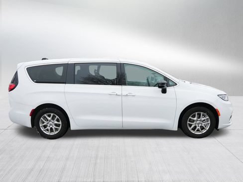 Used 2024 Chrysler Pacifica Touring-L image 8