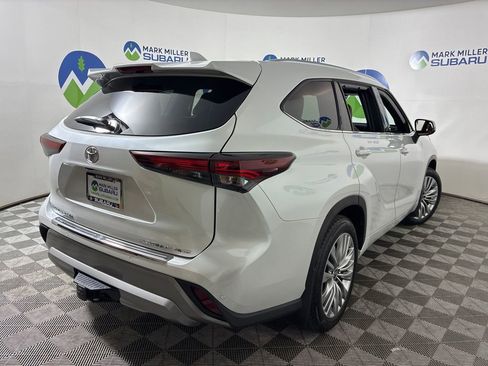 Used 2025 Toyota Highlander Platinum AWD/4WD image 10