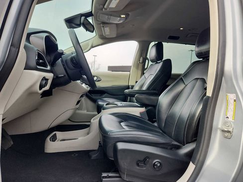 Used 2023 Chrysler Pacifica Touring-L image 13