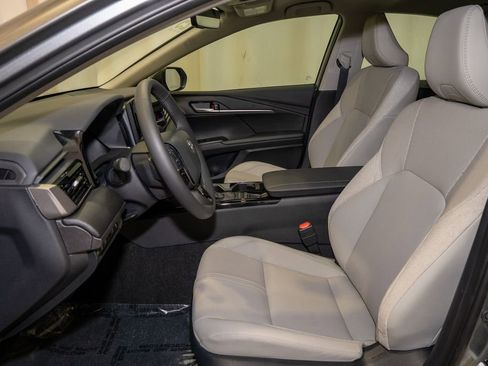 Used 2025 Toyota Camry XLE image 9