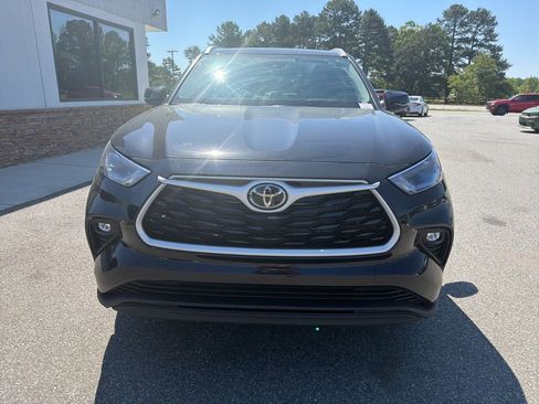 Used 2025 Toyota Highlander XLE AWD/4WD image 10