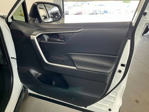 Used 2022 Toyota RAV4 LE AWD/4WD image 12