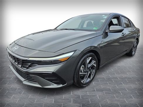 Used 2024 Hyundai Elantra SEL w/ Convenience Package image 3