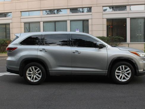 Used 2016 Toyota Highlander LE image 6