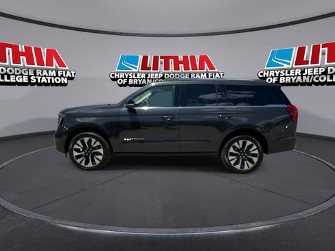 Used 2025 Ford Expedition Platinum w/ Driver's Package AWD/4WD image 5