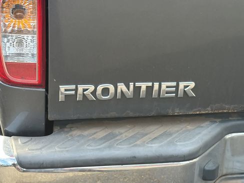 Used 2017 Nissan Frontier SV image 11