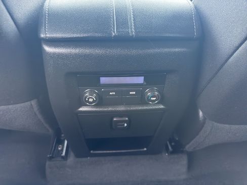 Used 2023 Chevrolet Traverse LT image 32