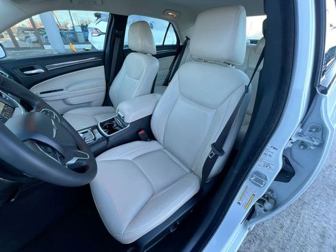 Used 2022 Chrysler 300 Touring L image 11