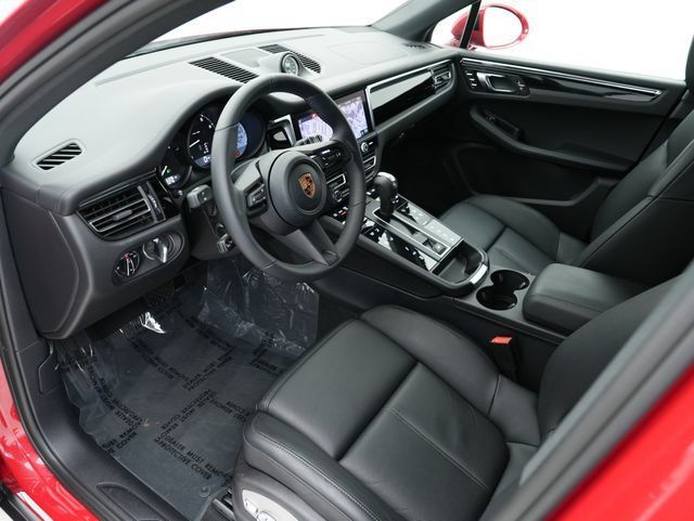 Certified 2026 Porsche Macan AWD/4WD image 4