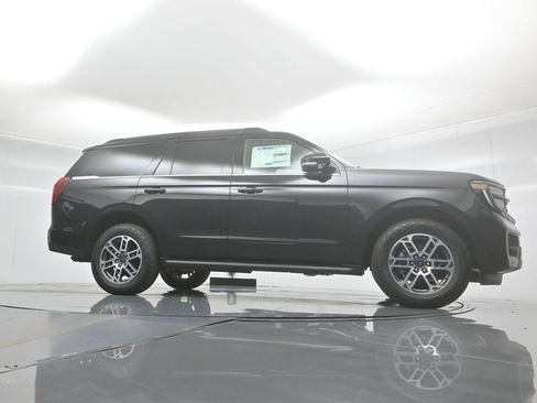 New 2025 Ford Expedition Active image 3