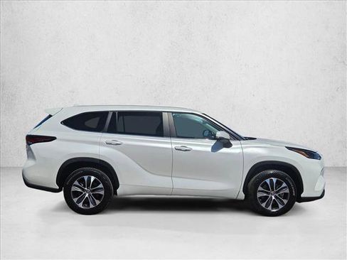 Used 2025 Toyota Highlander XLE FWD image 4