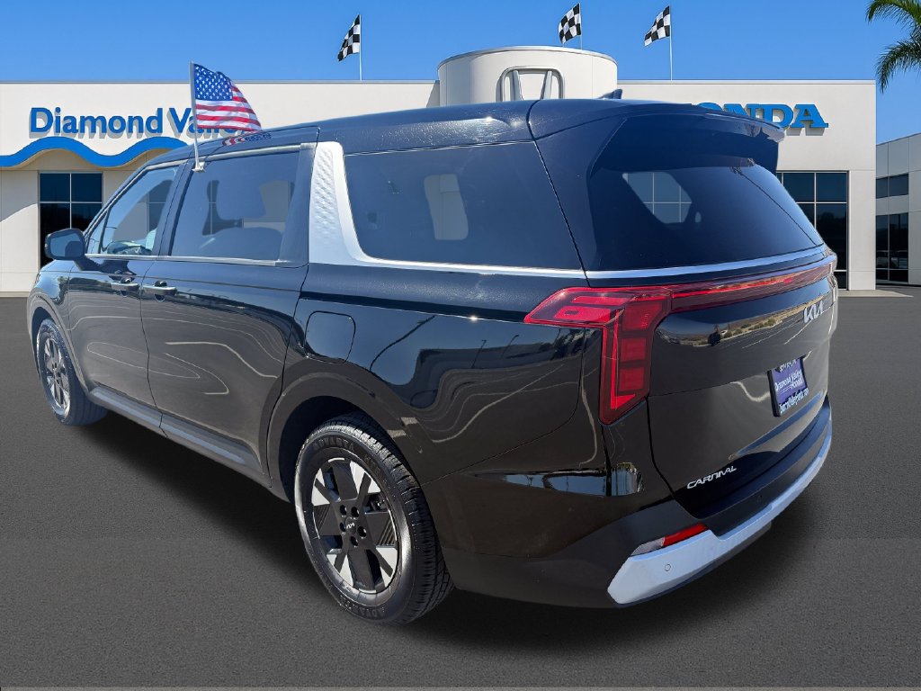 Used 2026 Kia Carnival LXS FWD image 4
