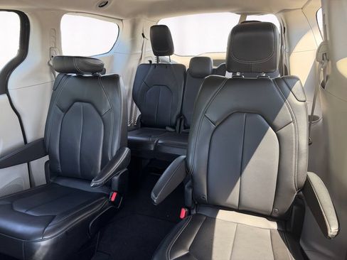 Used 2023 Chrysler Pacifica Touring-L FWD image 13
