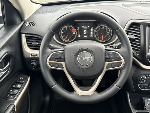 Used 2017 Jeep Cherokee Latitude w/ Safety/Convenience Group image 38