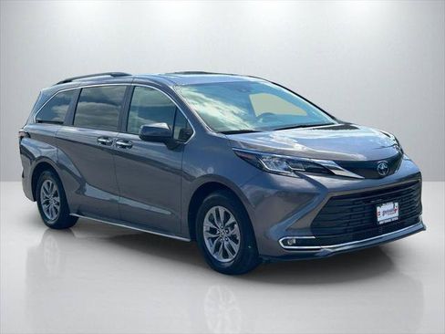 Certified 2023 Toyota Sienna XLE w/ XLE Plus Package FWD image 3