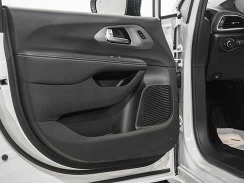 New 2026 Chrysler Pacifica Select image 38